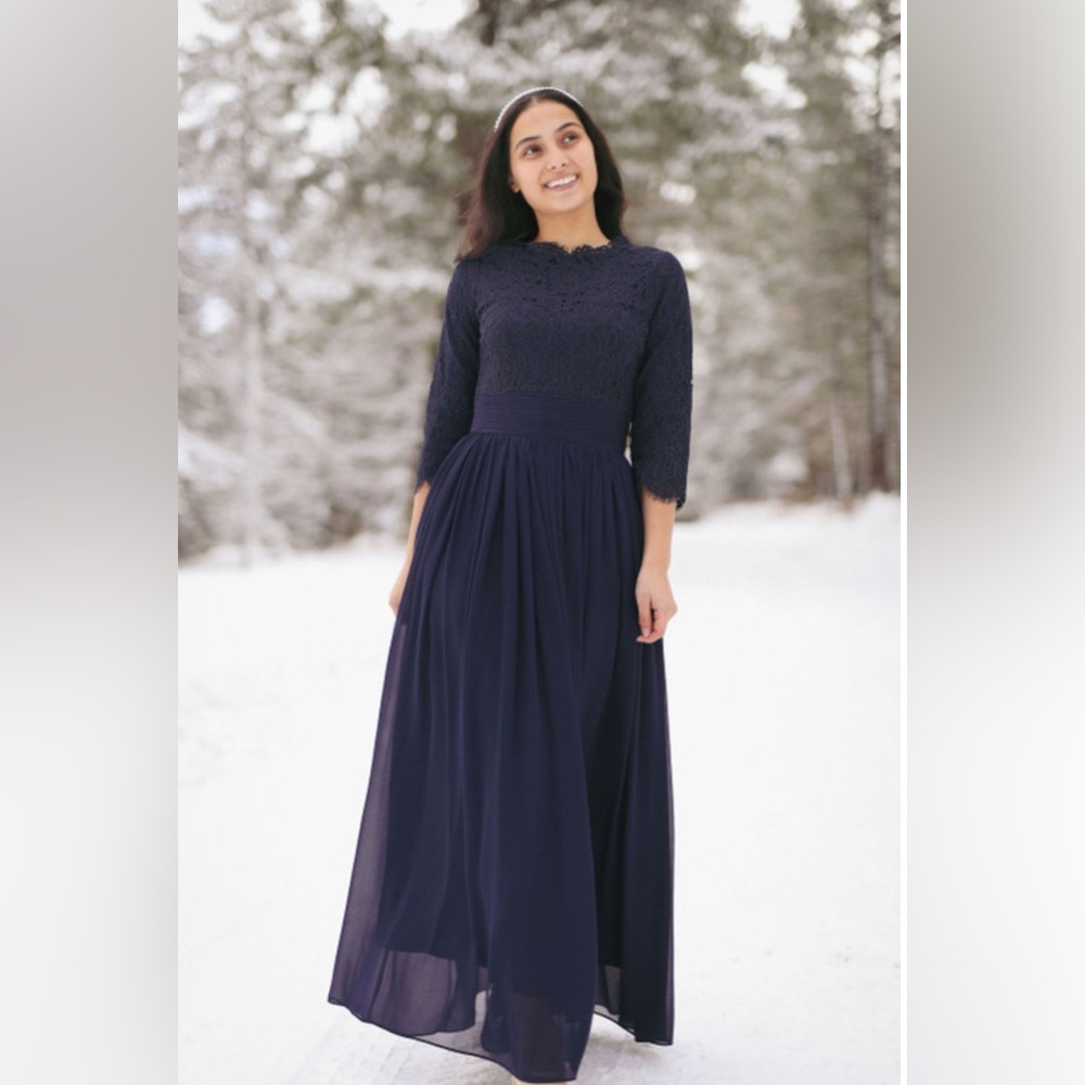 Elegant Navy Blue Lace Evening Gown